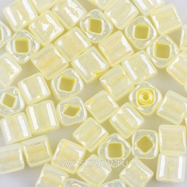 Бисер Cube 4 mm #0142 бледно-желтый\перламутровый